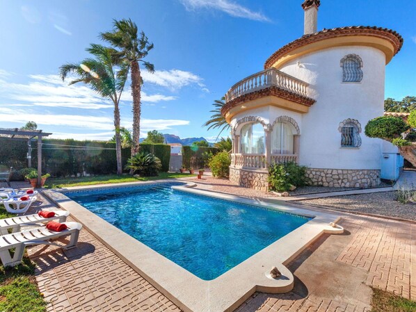 Property, Swimming Pool, Building, Real Estate, House, Estate, Home, Azure, Villa, Vacation