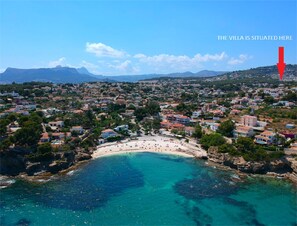 Villa location with nearest beach with bar / cafe. 