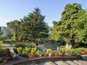 Plant, Sky, Flower, Plant Community, Natural Landscape, Tree, Vegetation, Larch, Evergreen, Leisure