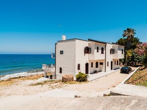 Plante, Ciel, Bâtiment, L'Eau, Fenêtre, Porte, Bleu Azur, Maison, Arbre, Paysage