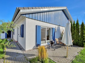 Pflanze, Himmel, Baum, Gebäude, Schatten, Hütte, Stuhl, Gras, Abstellgleis, Dach