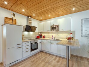 Cabinetry, Countertop, Eigentum, Möbel, Küche, Zapfhahn, Holz, Sinken, Spüle, Interior Design
