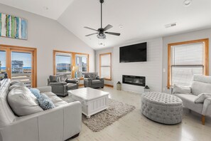 KDN2208: Sea A Chance | Top Level Living Area