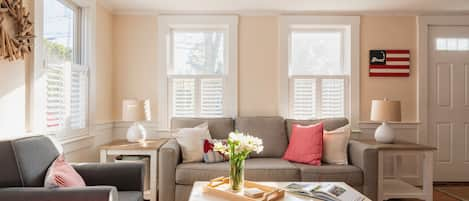 Living room with no carpet makes it an ideal pet friendly listing