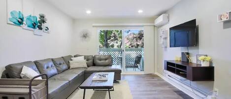 Just remodeled and comfortable 2/2 condo w/ gym and pool in West San Jose!