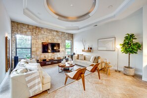 Living Room | Central A/C & Heating | Smart TV | Free WiFi
