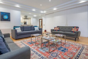 Living Room / Lounge