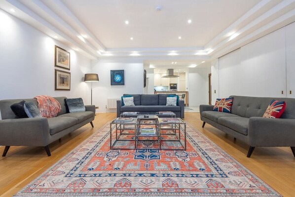 Living Room / Lounge