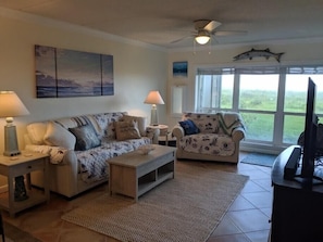 Great Wave living room with ocean view on the horizon