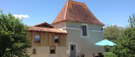 A cute little building with private sun deck and garden