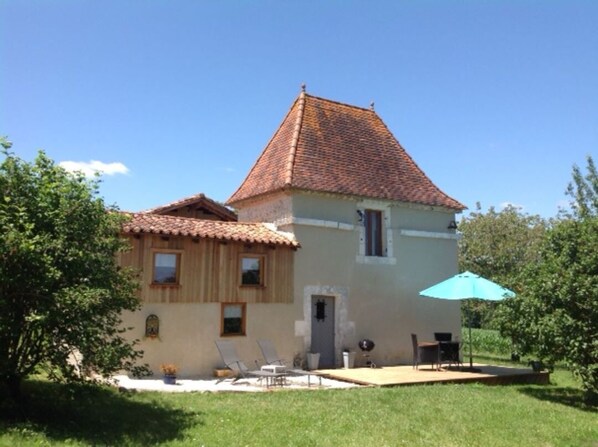 A cute little building with private sun deck and garden