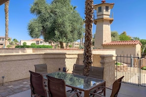Private Patio | Outdoor Dining Table