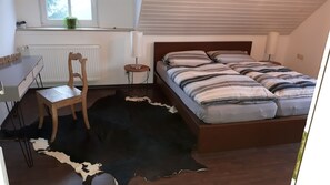 Großzügige Ferienwohnung direkt in der Natur gelegen-Schlafzimmer 1