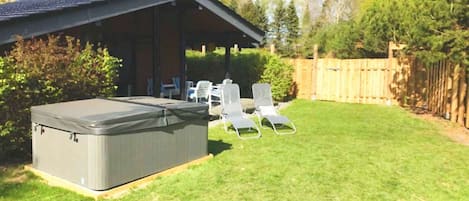 Ihr entspannendes Ferienhaus mit ihrem privaten Whirlpool im umzäunten Garten (110 bis 150cm)