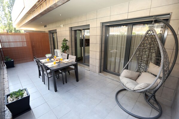 Terraço amplo e privado, também para agradáveis refeições no exterior.