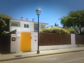 Main entrance. Main façade.
Entrada principal.