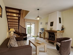 Tabelle, Möbel, Eigentum, Bilderrahmen, Pflanze, Holz, Zimmerpflanze, Couch, Wohnzimmer, Interior Design