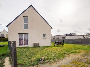 Sky, Property, Building, Cloud, Window, Land Lot, Wood, House, Grass, Landscape