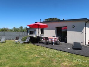 Eigentum, Grundstueck, Grundeigentum, Haus, Dach, Schatten, Gartenmöbel, Wohngebiet, Tisch Im Freien, Rasen