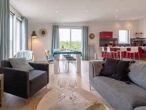 Tabelle, Möbel, Couch, Fenster, Komfort, Bilderrahmen, Interior Design, Holz, Wohnzimmer, Studio Couch