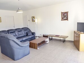 Meubles, Pièce, Propriété, Salon, Sol, Design Intérieur, Table, Bâtiment, Table Basse, Canapé