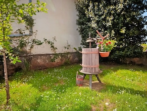 Yard, Garden, Tree, Grass, Backyard, Plant, Spring, Lawn, Shrub, Flower
