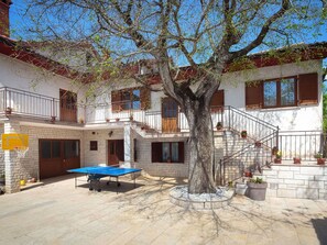 Property, Building, House, Tree, Home, Real Estate, Architecture, Room, Courtyard, Residential Area