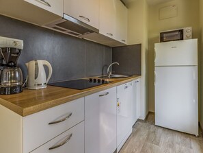 Cabinetry, Countertop, Eigendom, Kraan, Wastafel, Keuken, Toestel Van De Keuken, Gebouw, Gootsteen, Tableware