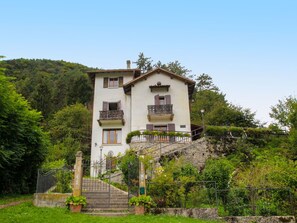 Pflanze, Himmel, Fenster, Gebäude, Baum, Grundstueck, Hütte, Haus, Gras, Ländliches Gebiet