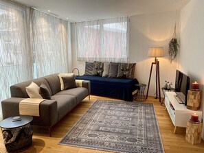 Möbel, Komfort, Bilderrahmen, Couch, Holz, Fussboden, Flooring, Interior Design, Wohnzimmer, Schatten
