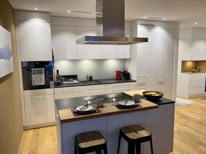 Cabinetry, Countertop, Eigentum, Küche, Küchengerät, Gasherd, Herd, Haushaltsgerät, Cooktop, Holz