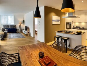 Tabelle, Möbel, Eigentum, Couch, Holz, Interior Design, Beleuchtung, Stuhl, Fussboden, Flooring