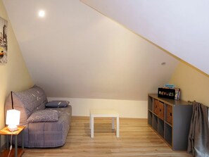 Pièce, Propriété, Sol, Design Intérieur, Meubles, Mur, Grenier, Maison, Jaune, Bâtiment