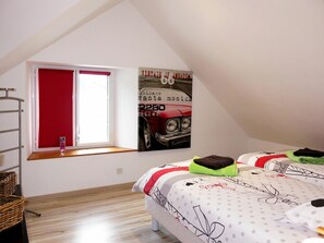 Schlafzimmer, Zimmer, Bett, Eigentum, Möbel, Interior Design, Wand, Rot, Bettrahmen, Decke