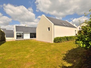 Wolke, Himmel, Pflanze, Gebäude, Grundstueck, Gras, Haus, Fenster, Landschaft, Hütte