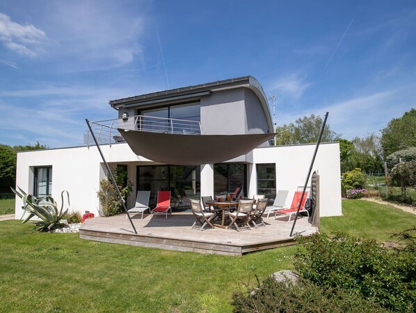 Ciel, Nuage, Plante, Propriété, Bâtiment, Ombre, Lot Terre, Arbre, Herbe, Chalet