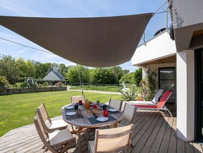 Plante, Meubles, Ciel, Propriété, Table, Chaise, Ombre, Pot De Fleur, Mobilier De Jardin, Bâtiment