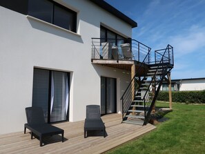 Himmel, Gebäude, Fenster, Pflanze, Holz, Wolke, Treppe, Interior Design, Urban Design, Außenbank