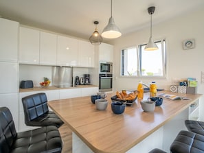 Tabelle, Eigentum, Möbel, Cabinetry, Countertop, Fenster, Holz, Interior Design, Küche, Stuhl