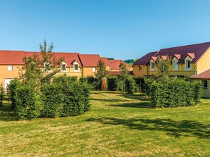 Pflanze, Himmel, Gebäude, Fenster, Natürliche Landschaft, Grundstueck, Vegetation, Baum, Gras, Einfach