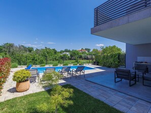 Pflanze, Himmel, Wasser, Schwimmbad, Gebäude, Azurblau, Schatten, Gartenmöbel, Blumentopf, Baum