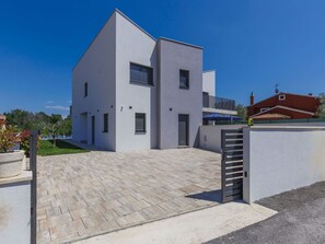 Himmel, Eigentum, Pflanze, Gebäude, Fenster, Grundstueck, Tür, Urban Design, Baum