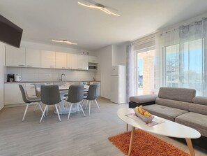 Zimmer, Möbel, Eigentum, Interior Design, Gebäude, Wohnzimmer, Fussboden, Haus, Tabelle, Wand
