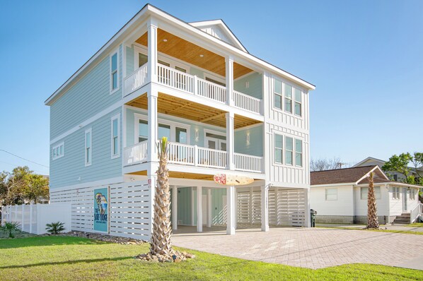 Front Picture of the Surf Lodge