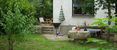 Südterrasse mit rustikalem Tisch und Bänken -  bereit zum Grillen