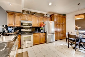 Contemporary kitchen with stainless steel appliances and fully equipped.