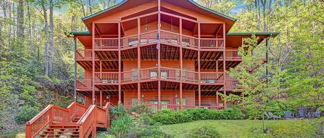 3 story cabin with 3 levels of balconies