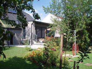 Der Garten und die Terrasse im Sommer