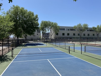 Condo in Green Valley- 2 pools/hot tub, pickleball courts, near all bike trails