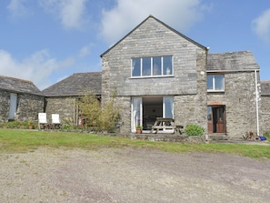 Outstanding holiday home with ample parking | Owl’s Roost - Trentinney Farm Holiday Cottages, St Endellion, near Port Isaac